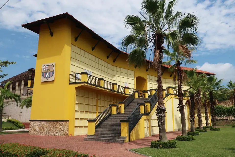 Edificio amarillo de las Bóvedas del Astillero