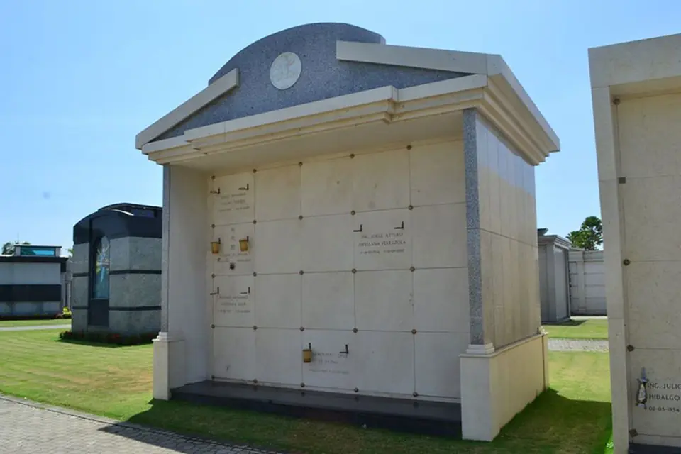 Bóvedas de mausoleo en una zona privilegiada del camposanto