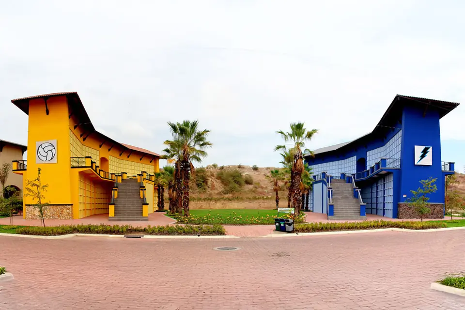 Edificios de las Bóvedas del Astillero con los colores del club