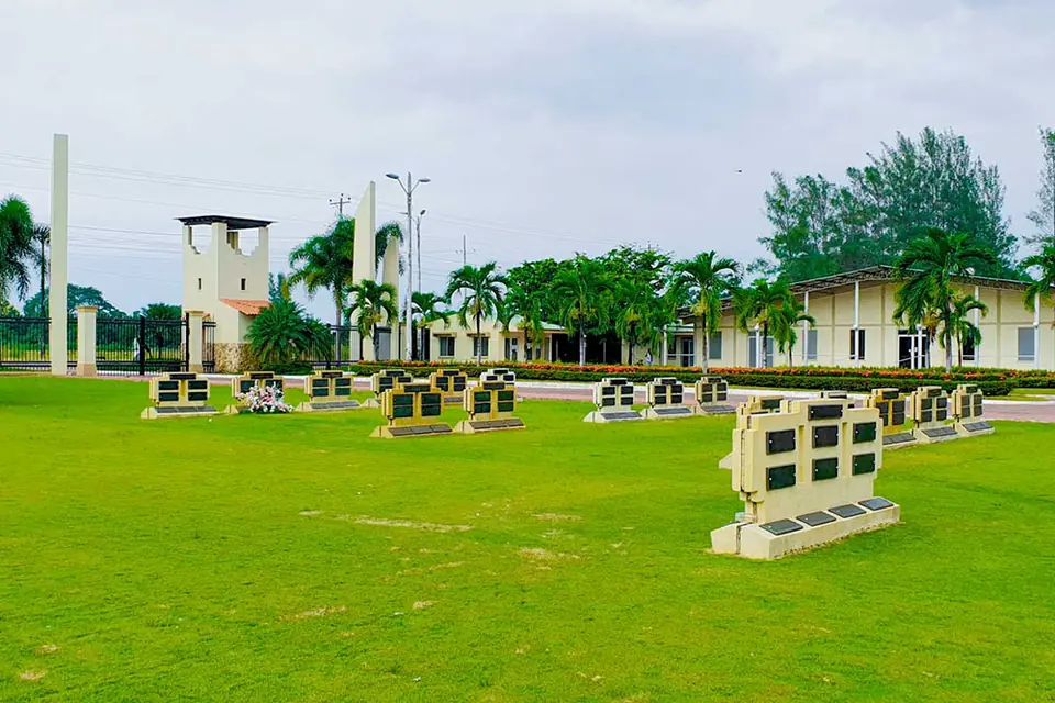 Jardines y osarios del camposanto Parque de la Paz en Babahoyo