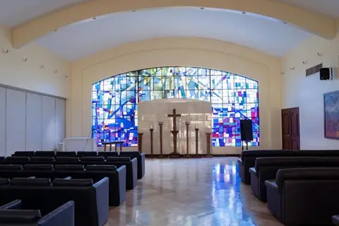 Capilla con vitral y sillones para la velación