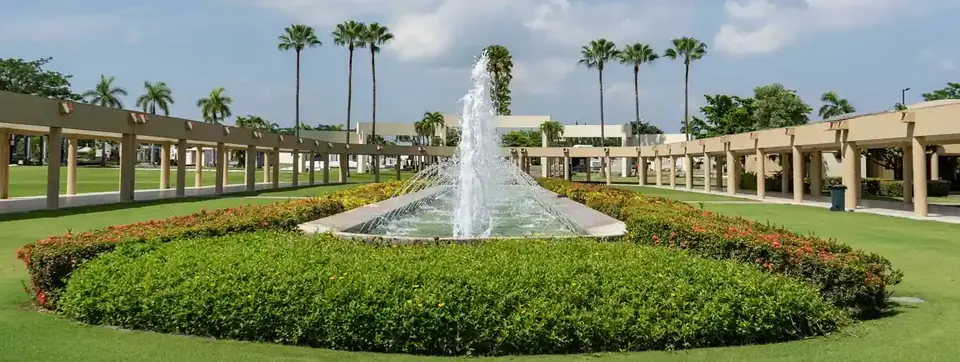 Jardines, fuente y galerías de bóvedas del camposanto