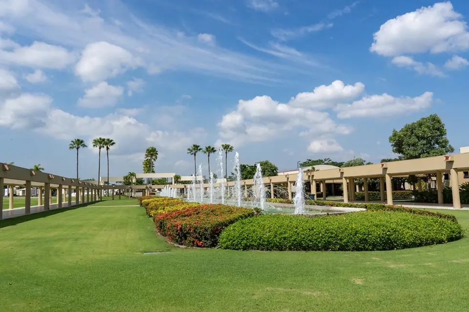 Jardines y fuente del camposanto La Aurora en Guayaquil