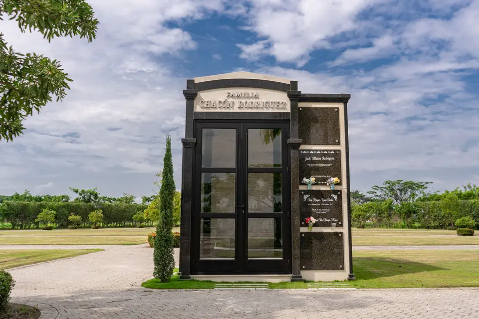 Mausoleo familiar construido sobre un lote para mausoleo