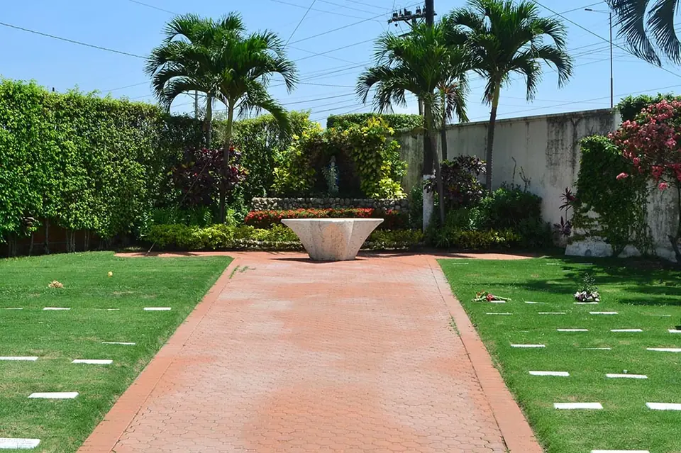 Osarios en tierra en los jardines del camposanto
