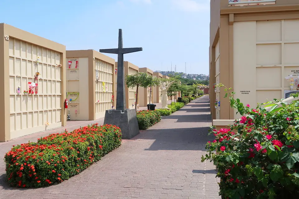 Pasillo de bóvedas con cruz en el camposanto Pascuales