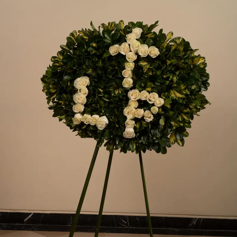 Corona con iniciales, corona de flores con iniciales