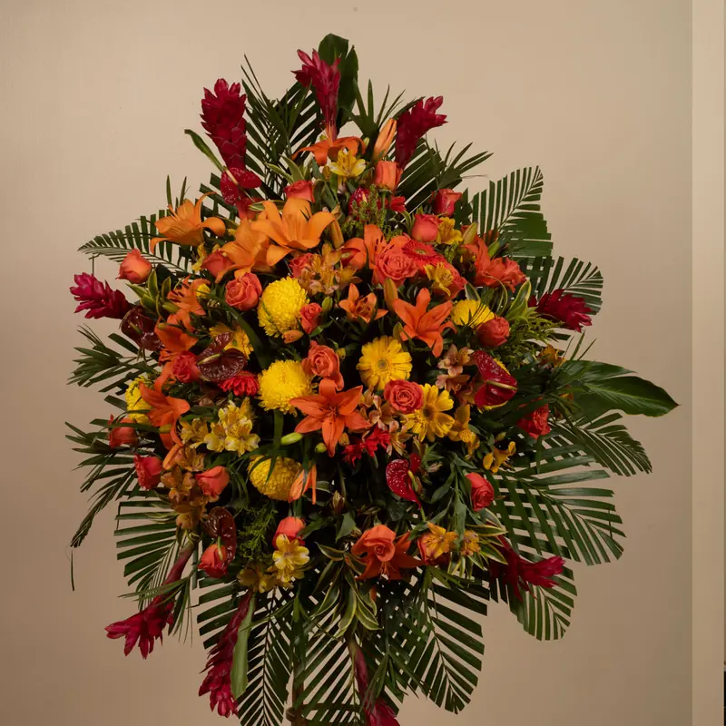 Pedestal multicolor, arreglo floral con detalles de color