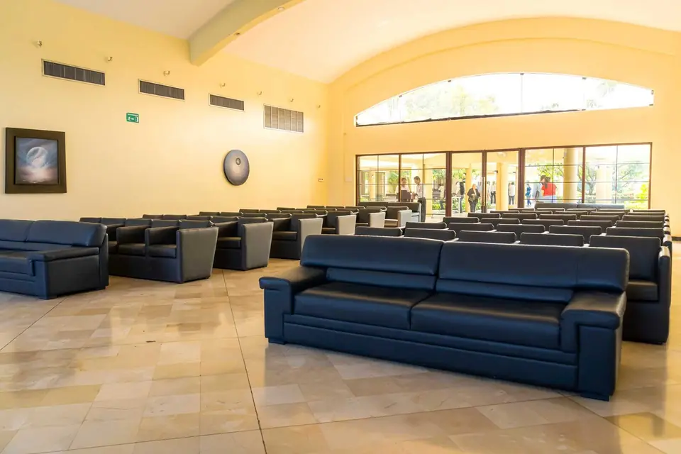 Sala de espera del crematorio con sillones y luz natural