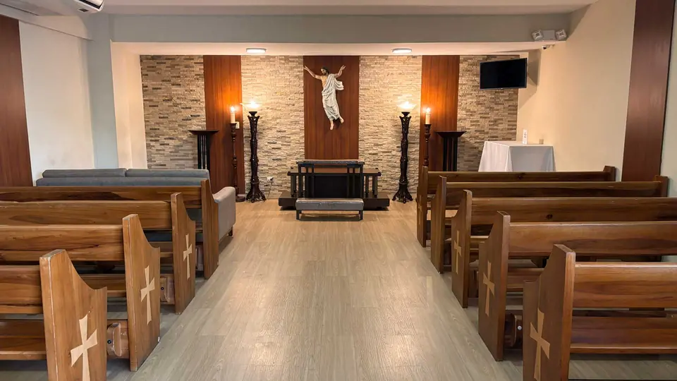 Sala de velación Alborada con bancas de madera y altar