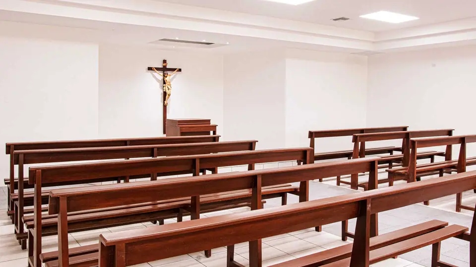 Sala de velación de Babahoyo con bancas de madera
