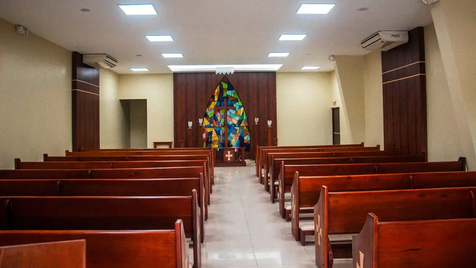 Sala de velación de Machala con vitral y bancas