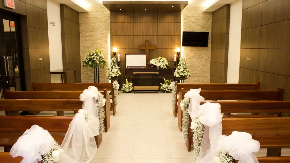 Sala de velación Sur decorada con flores blancas
