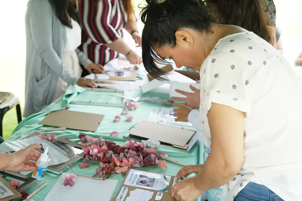 Personas elaboran manualidades en un taller de duelo