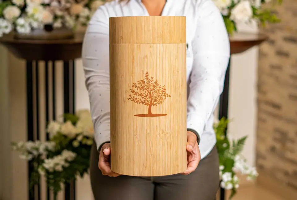 Urna de bambú grabada con un árbol de vida